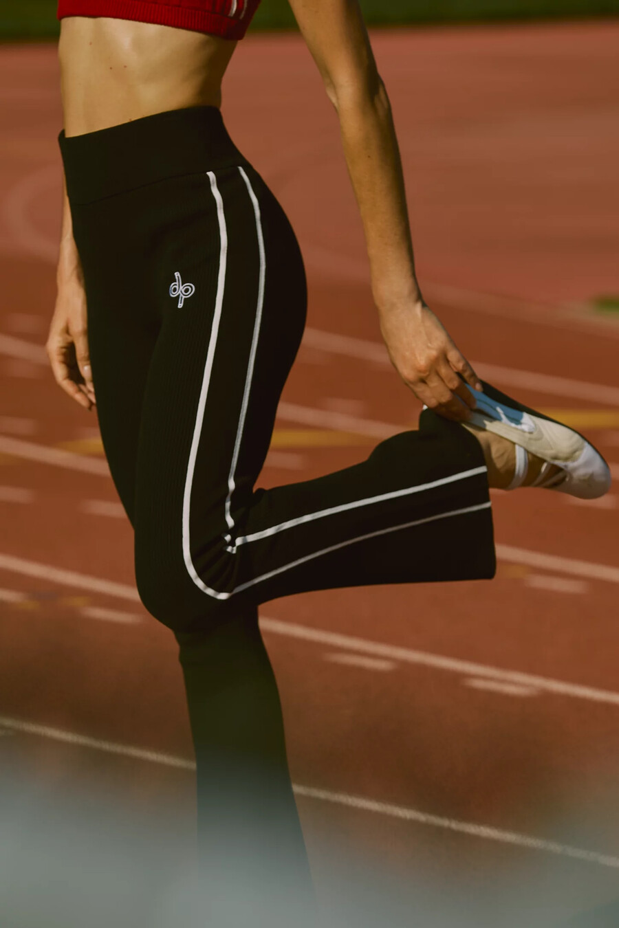 jogginghose mit seitenstreifen und ausgestelltem bein für das tägliche training